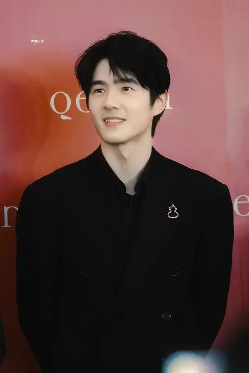 刘昊然今日活动利落简约的全黑西装造型……|刘昊然|全黑|郑州_新浪