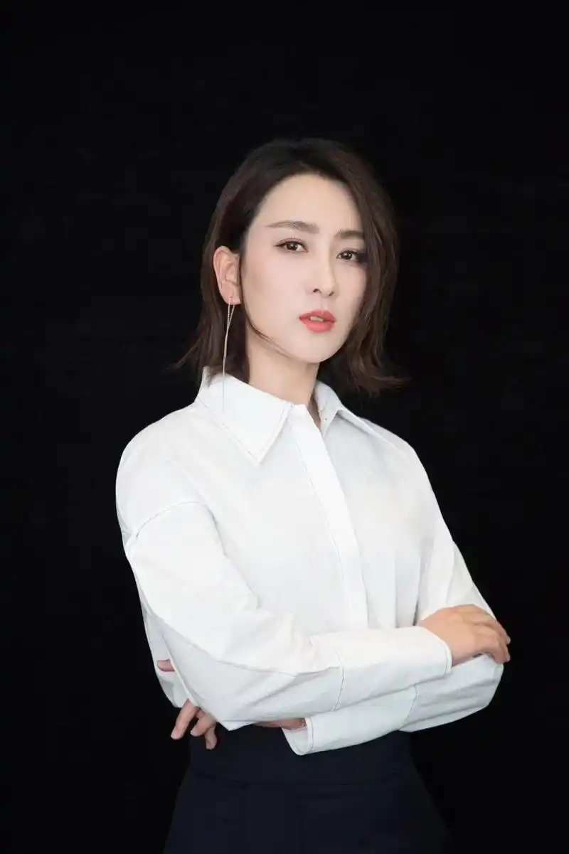 38岁马苏换新发型变波波头短发配衬衫西裤干练时髦减龄时髦