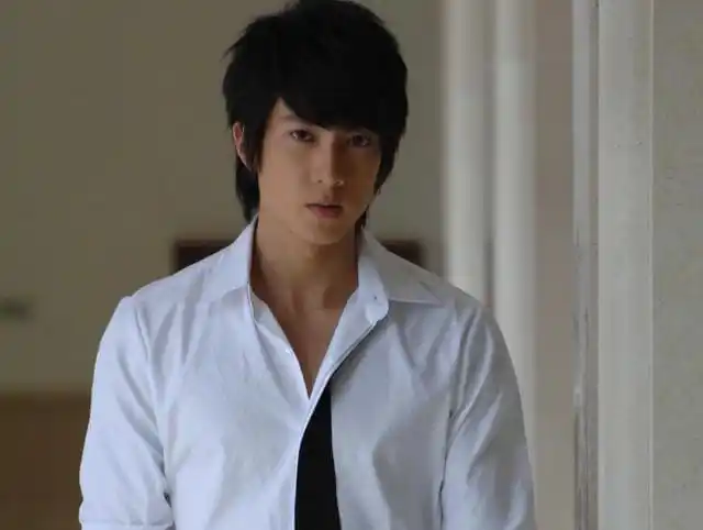 曾经是飞轮海男神现在熟手奶爸文莱王子吴尊是有多好命