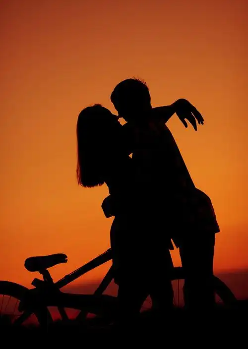 拥抱的情侣恋人图片