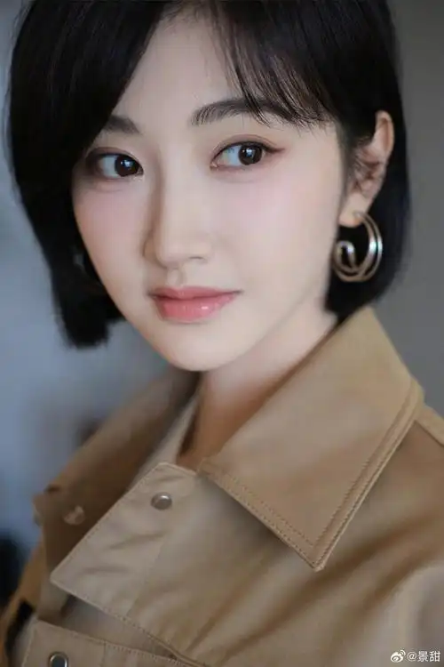 景甜短发搭配驼色皮衣 妆容精致温柔甜美 -zaker新闻