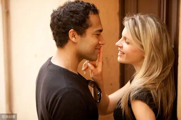 如何看出两个人有私情(两个人很亲密的表现)-诚智百科网