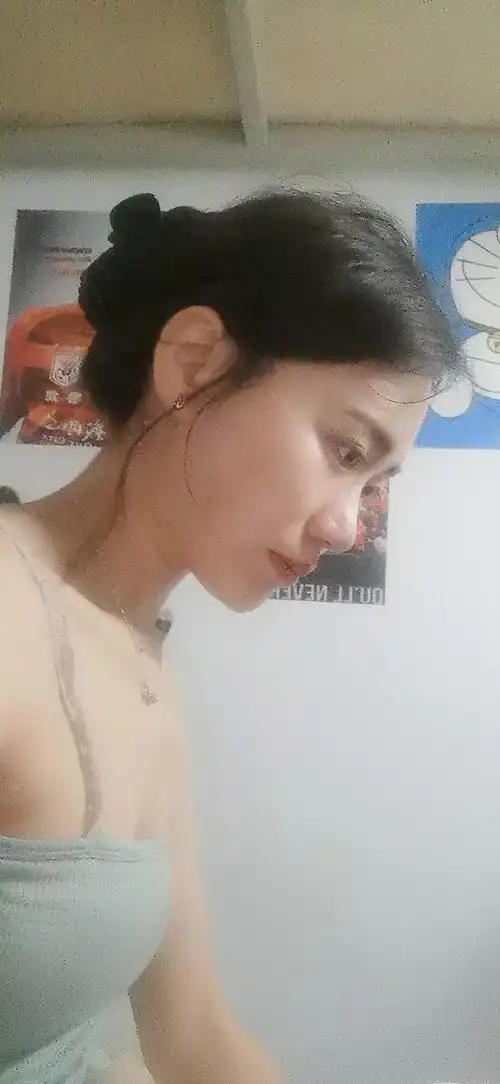 作为一个21岁的女生,胸突然变大了,肉眼可见的大是因为什么(没整没