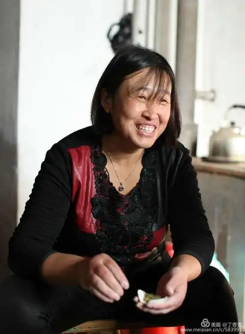 笑逐颜开的邻居大姐