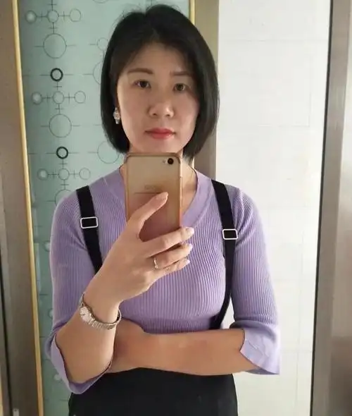 仿佛40岁女人生活在"规矩"里,就连头发也要按照人们的惯性思维留成