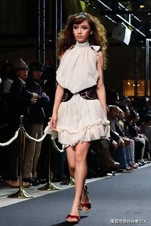 杨颖15岁日本走t台照流出!网友:满身的风尘味,黄晓明见过吗?