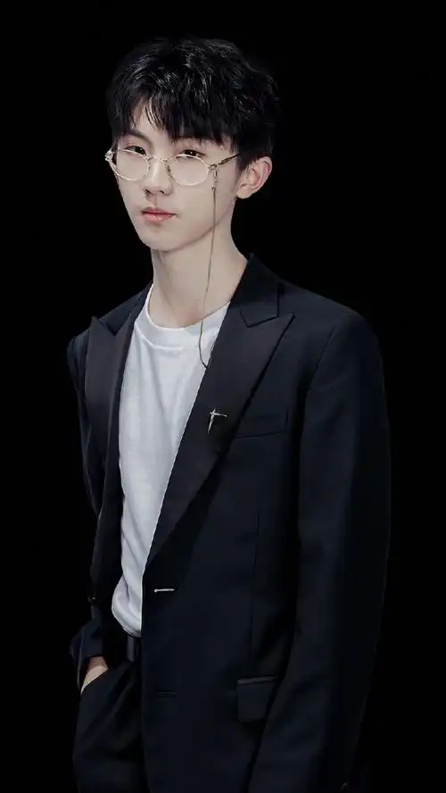 马嘉祺眼镜杀合集斯文精致 雅痞帅气,请马嘉祺多戴眼镜 造福颜粉