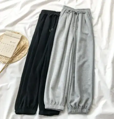 其实灰裤子是一种大众的颜色,适合各个年龄段的人穿着.