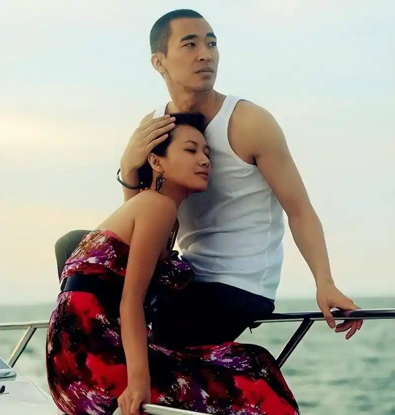 徐静蕾罕携男友黄立行亮相,二人相恋10年仍恩爱,穿