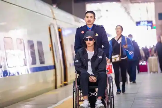 2015年9月,沈阳站在"美丽"服务台南侧设立"轮椅哥爱心服务区",马成良