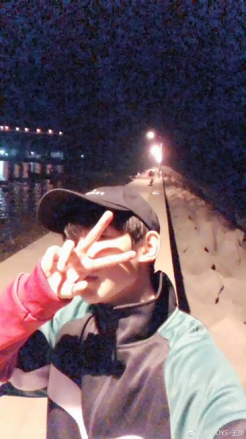 王源 是自拍爱挡脸的帅哥啊06 - 抖音