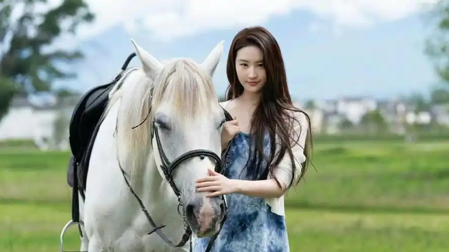 张碧晨去有风的地方取景地随拍,她说刘亦菲是我女神,景美人也美