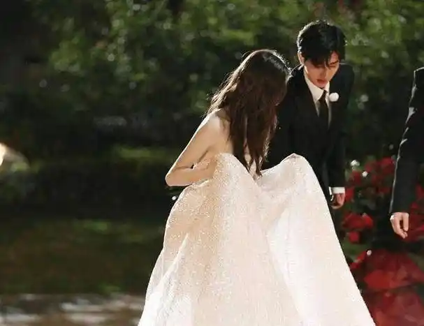 跑男首期录制结束,李晨晒8人合照,baby占c位,蔡徐坤略显低调!