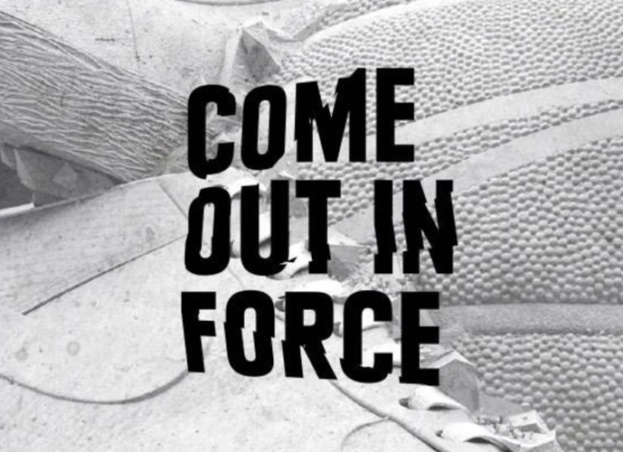 "come out"和"come out of"有什么区别?