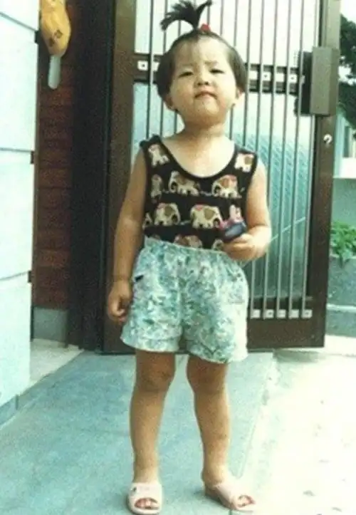 摘要:宋仲基童年照被公开,宋仲基眼仔碌碌,非常得意,被网民赞小时候已