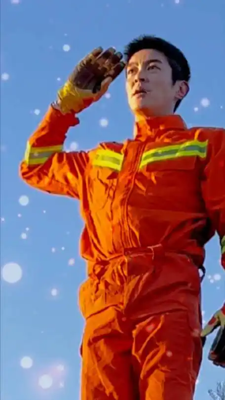杜江杠上敬礼#杜江新片花絮来喽,杠上敬礼致敬消防员真的有被帅到!