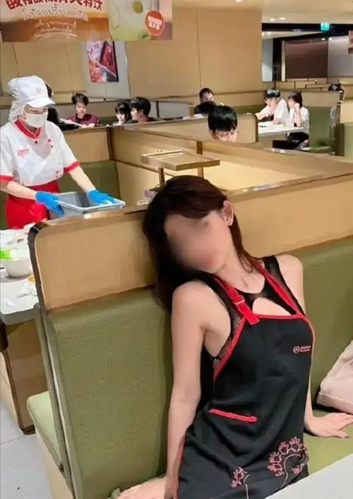 丁字裤一丝不挂女网红海底捞当众拍摄没尺度自称穿衣自由