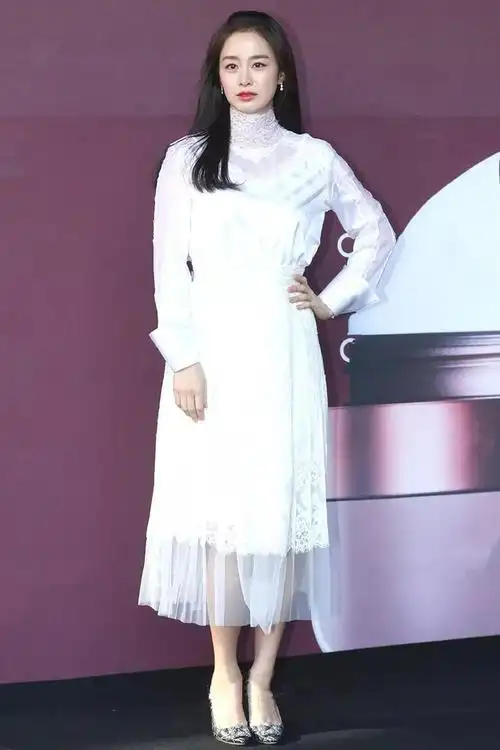 rain妻子金泰希产后复出,穿白裙清新优雅,纯天然美人脸一点没变