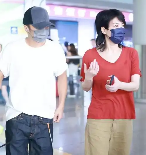 王菲谢霆锋机场甜蜜互动,网友却吐槽王菲发型像母子