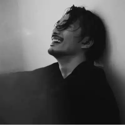 颓废伤感的黑白男生让人心疼到哭的男生头像