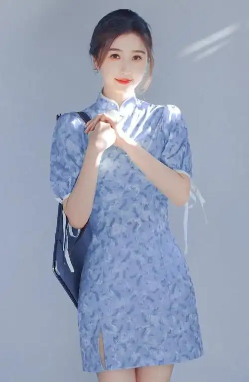 虞书欣穿古典淡蓝旗袍魅力大气