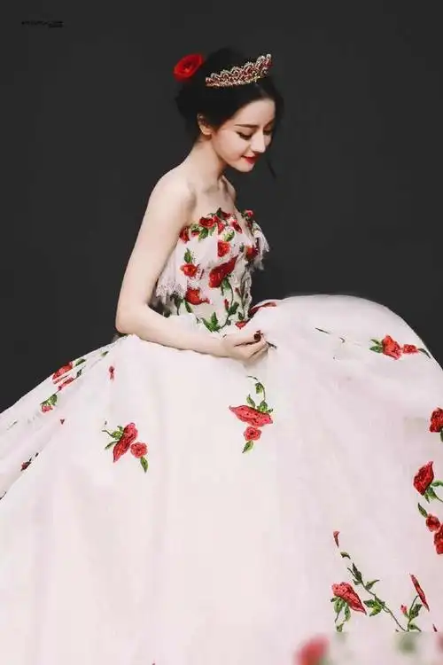 女明星红毯齐聚争艳,这样戴首饰才最夺目!