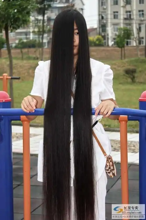 在公园剪下姑娘的一米多长发-来来往往200#(76) 剪发_中国长发