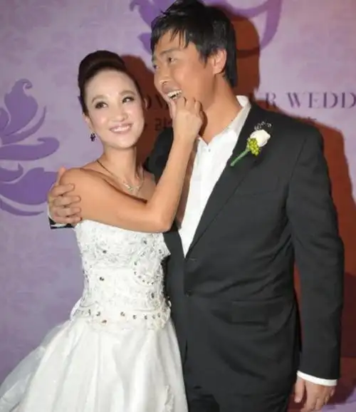 回顾演员张桐穷时吃狗粮抑郁后多次自杀未遂妻子陪他走出低谷