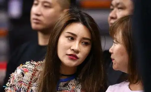 中国男篮球员李根现状,32岁身价过亿,如今妻子是北京富二代