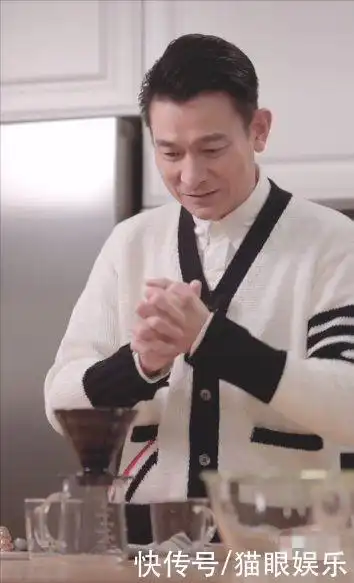 60岁刘德华自己做咖啡手法专业帅气依旧却遭助理催促来不及喝