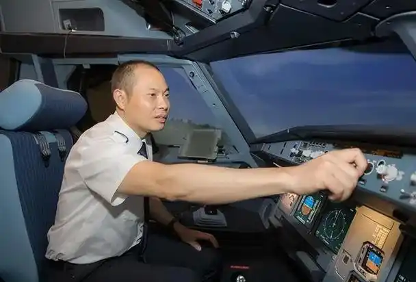 回顾"中国机长"刘传健,34分钟救下128人,着陆后为何半年没复飞?