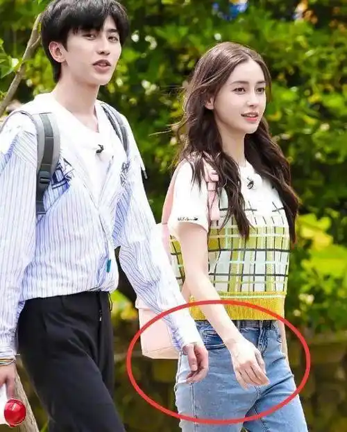 baby到底有多白?看到她跟蔡徐坤手肤色的对比,真怕自己看错了