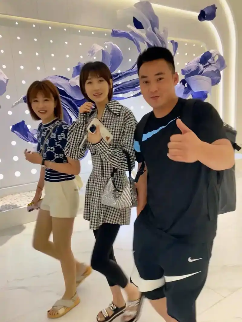 同城精选 #本溪 #本溪明星合影帝田先生 #唐娜 #翟星月 - 抖音