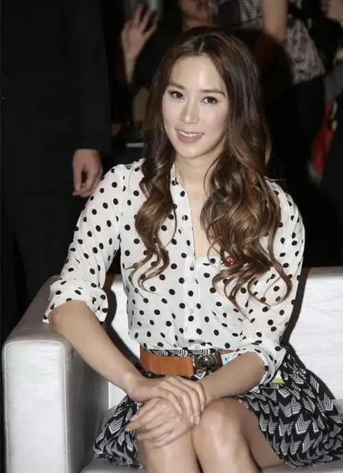 徐子淇终于剪了新刘海穿绿色一字肩连衣裙又又又美出圈了