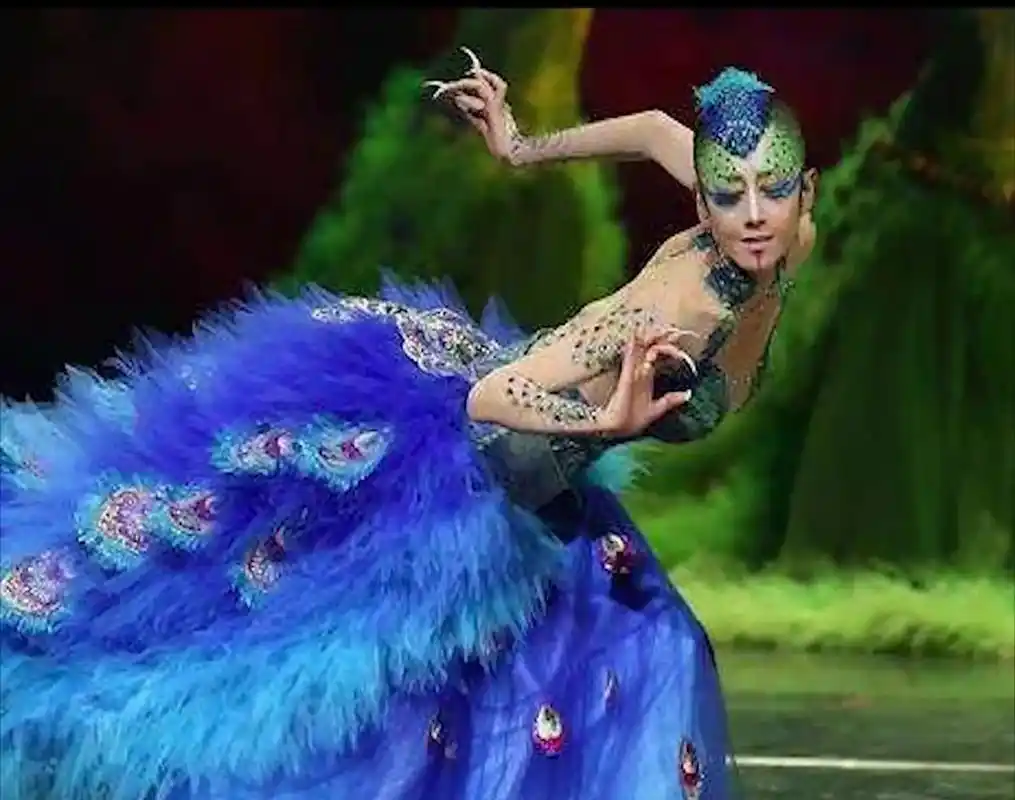 杨丽萍为舞台效果有多拼?衣服都是画上去的,近距离不敢直视