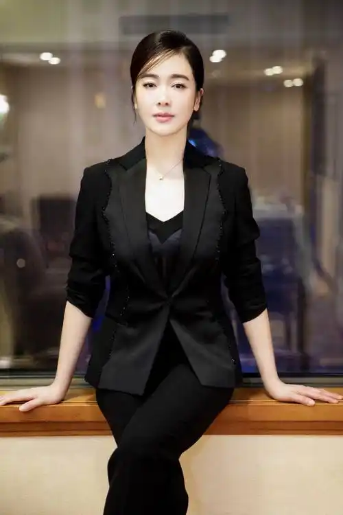 左小青:优雅知性性感迷人,美得让人心动!