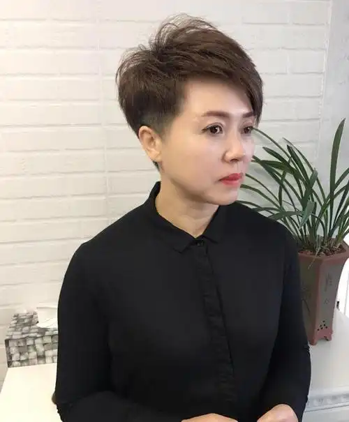 50岁女人什么发型显年轻好看(50岁中年女性剪什么发型显年轻)(10)
