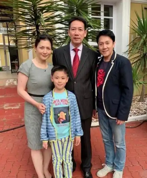 蔡国庆娶过几任老婆现任妻子秦娟和儿子照片