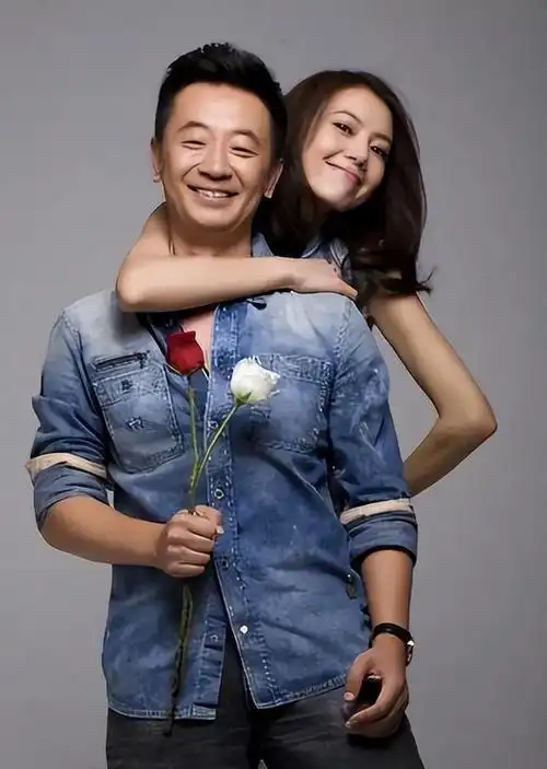 结婚8年,46岁黄海波变化不大,41岁曲栅栅像是换了个人|演员|高圆圆