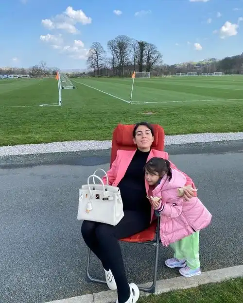 哈兰德布斯克茨女友c罗一家瓦伦西亚与朴智星格策妻子莱万与妻子相吻