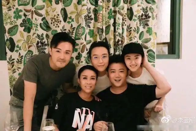 39岁李玉刚全家照,生活中是纯爷们,帅气像父亲,女儿很惊艳!