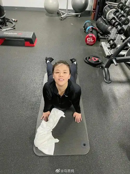 马思纯张哲轩现身机场马思纯胖得让人难相信这么胖还穿透视装