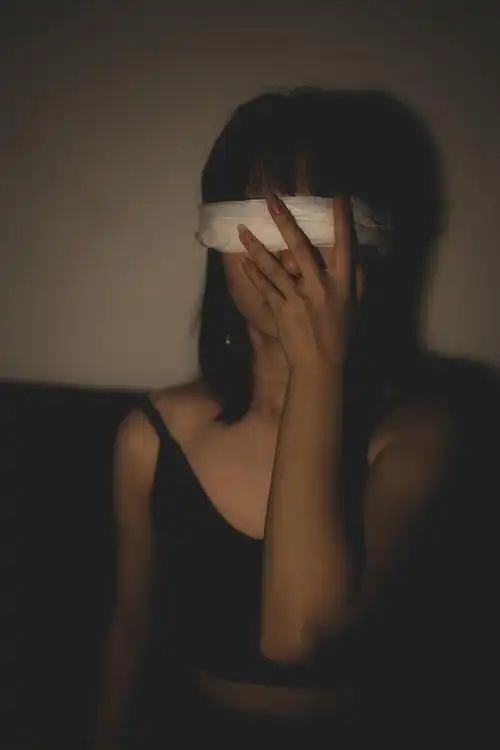 绝望至极的眼睛如同深井一般空洞