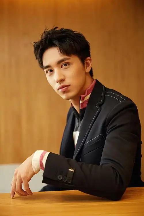 8许魏洲出席品牌慈善活动7许魏洲出席品牌慈善活动6许