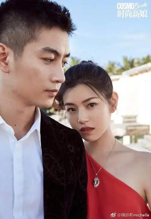 陈妍希晒生日礼物致谢陈晓 床头摆亲密合影抢镜