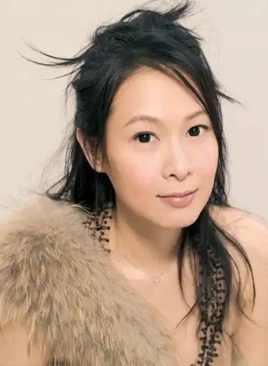 没错 她就是那个知性优雅的粉红女郎:刘若英!