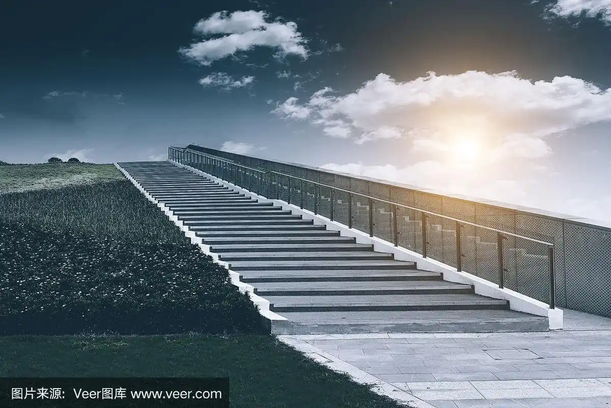 台阶公园斜坡上从花坛边缘向上延伸的宽阔台阶