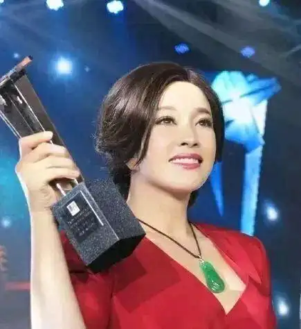 刘晓庆扮丑装穷,一伸手却暴露了,12亿七色翡翠壕气冲天!