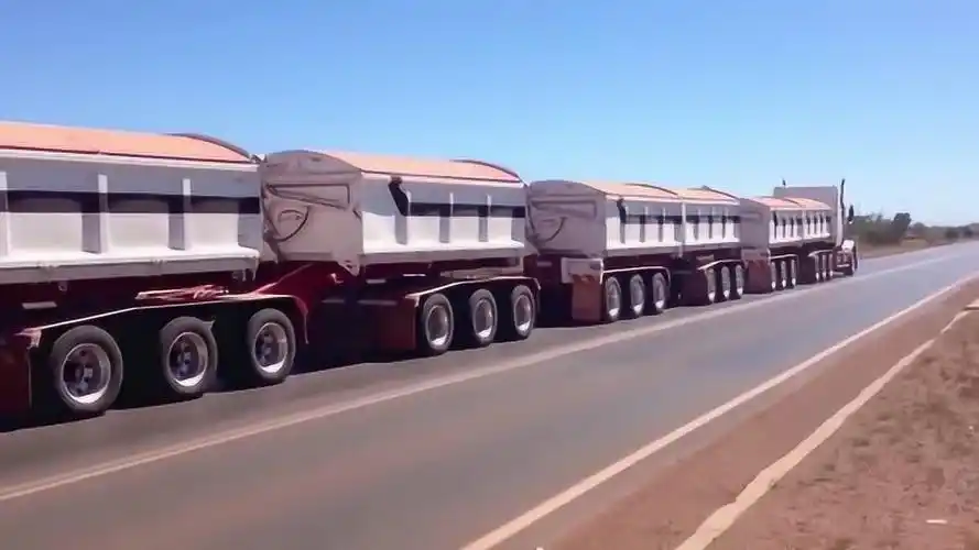 世界最长货车,拖112节车厢,长1.5公里