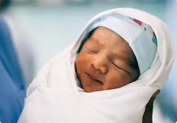 刚出生的婴儿能亲吗(新生儿出产房后) - 乐宝宝贝